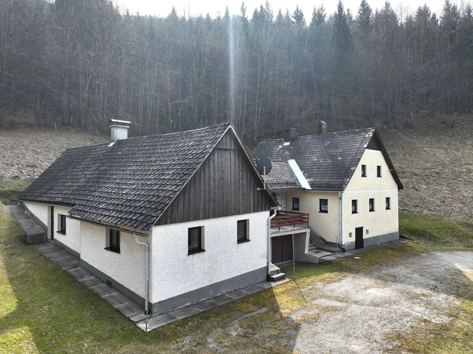 erhaltenswertes Gebäude im Grünland