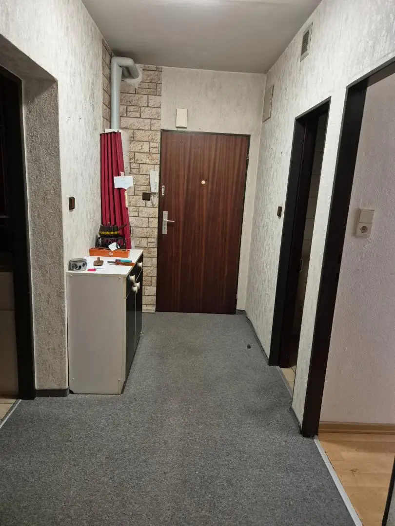 Renovierungsbedürftige 4 Zimmer Wohnung mit Loggia