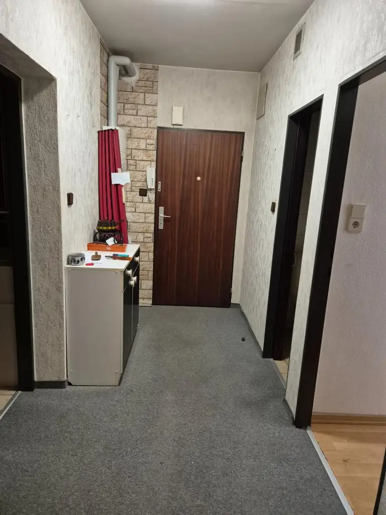 Renovierungsbedürftige 4 Zimmer Wohnung mit Loggia