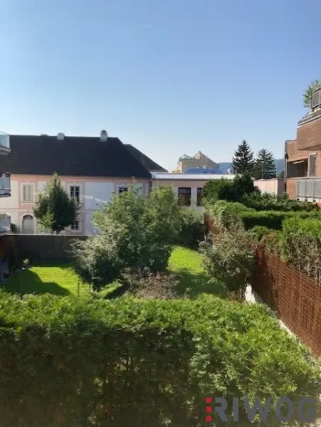 3 Zimmer-Penthouse-Wohnung mit Balkon in den grünen Innenhof gerichtet