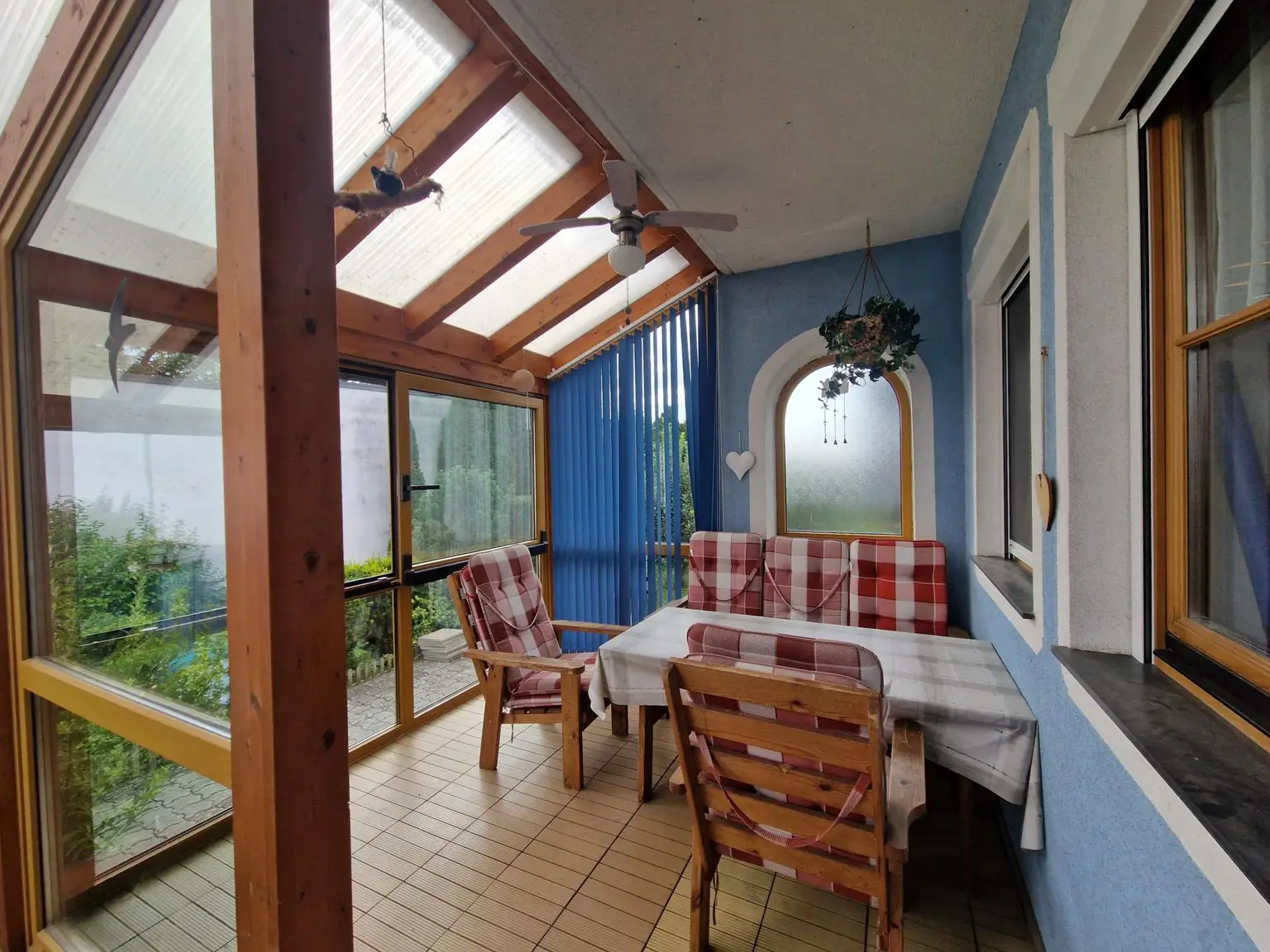 SOLIDES WOHNHAUS MIT EHEMALIGEM SOMMERHAUS, HERRLICHER TERRASSE UND POOL IN TRAUMHAFTER RUHELAGE