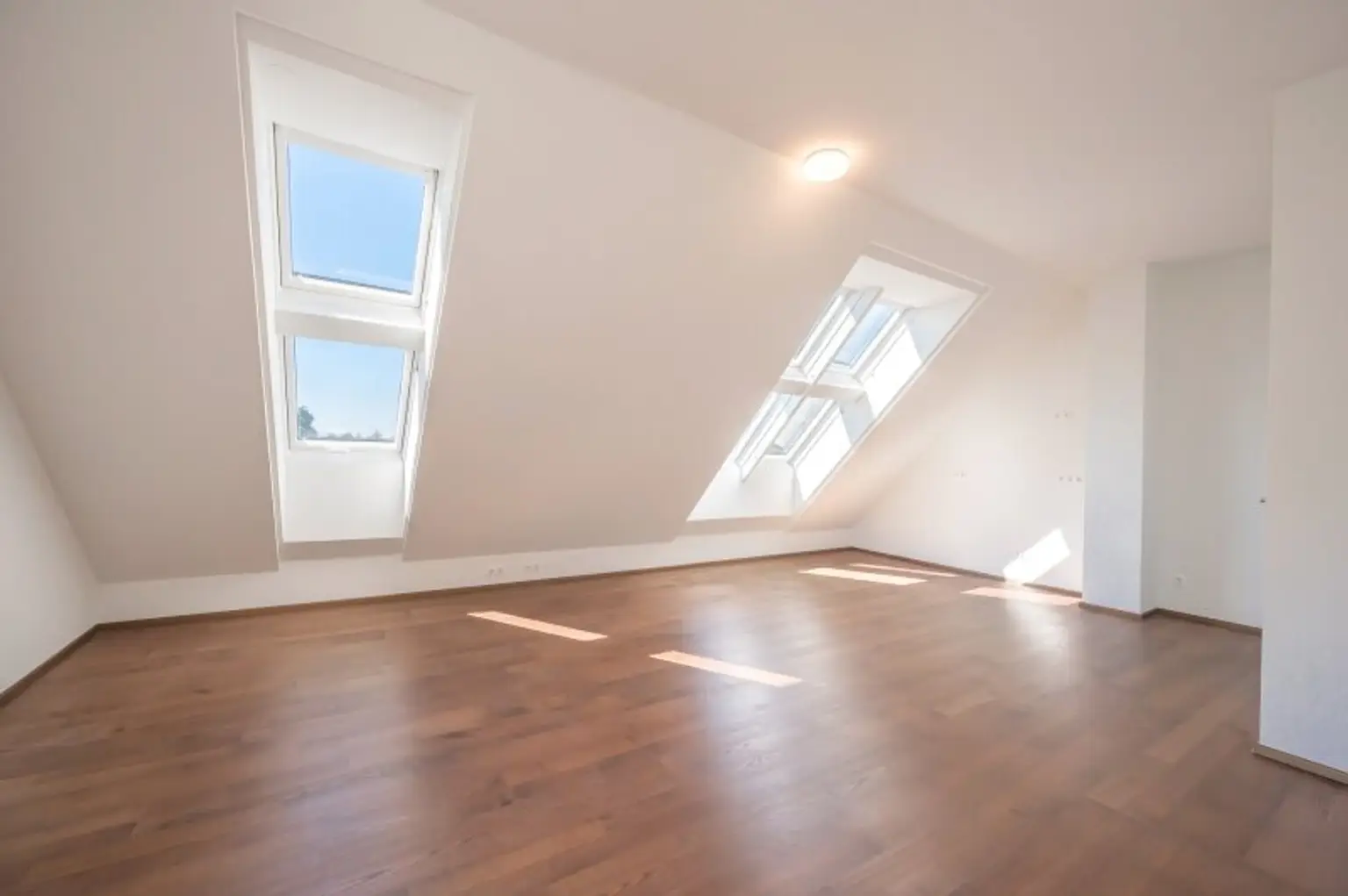 Panoramaliebling: Luxuriöse DG-Wohnung mit Dachterrasse und Fernblick