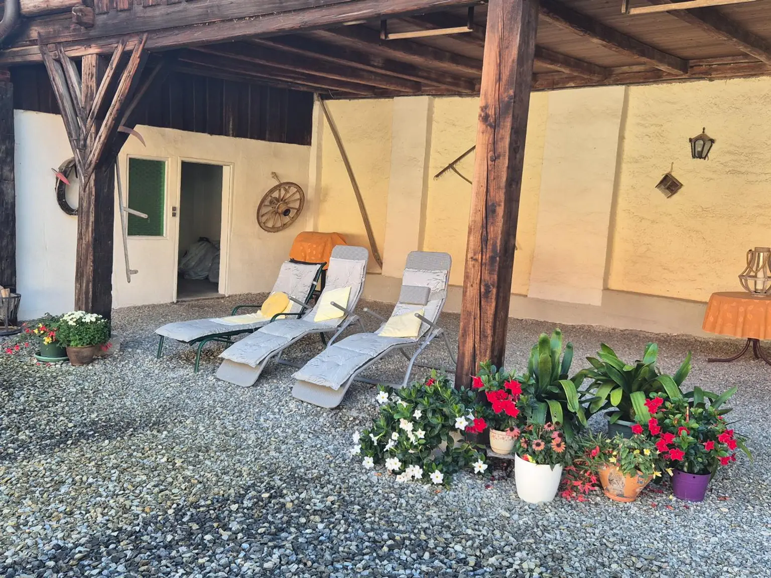 Wunderschöner Dreikanthof in Ruhelage mit Reithalle