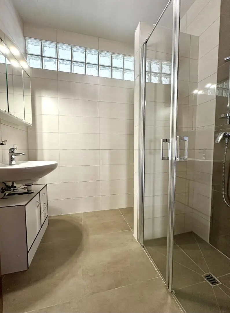 Bad mit Dusche und Platz für die Waschmaschine