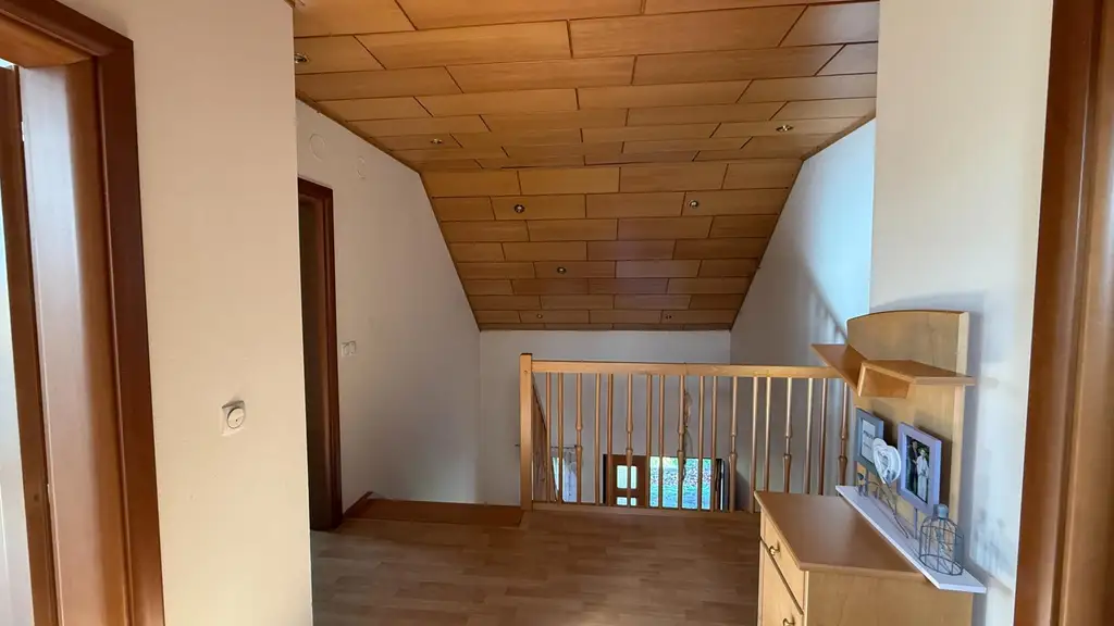 Bezugsfertiges Fertigteilhaus auf einem sonnigen Grundstück