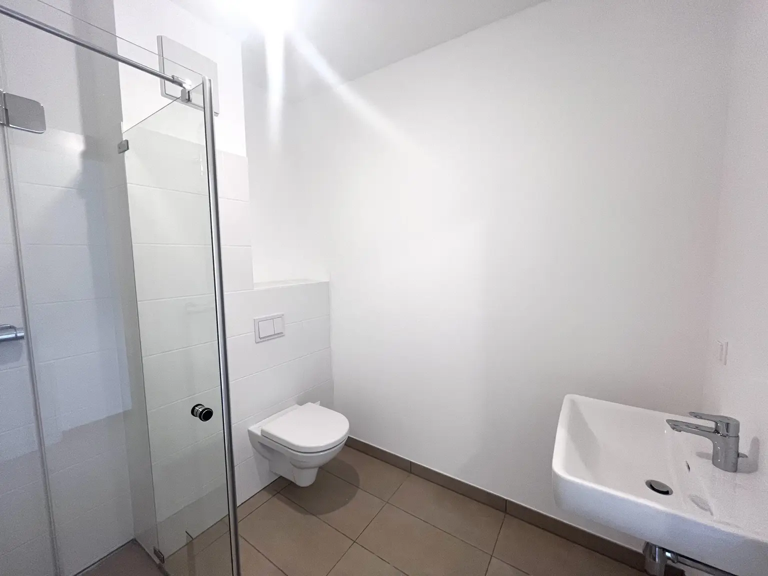 Erstbezug !! Traumhafte Doppelhaushälfte , Wohnkeller  mit Garten und 2 Stellplätzen!