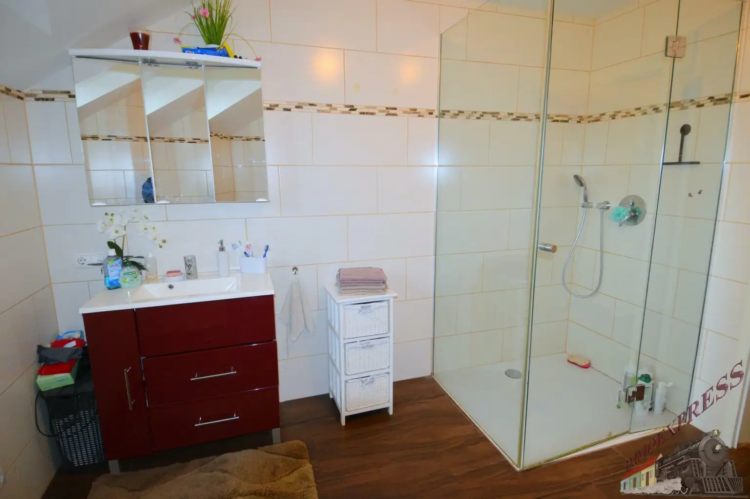 Hochwertiges Ein-/ Zweifamilienhaus mit separater Wohnung - Doppelgarage mit Fußbodenheizung