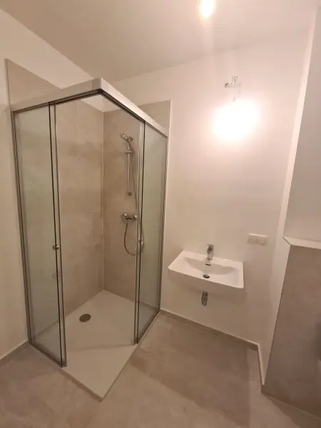 Neubau-Erstbezug - 1 Zimmer mit Außenfläche und sehr großer Gemeinschaftsterrase ca. 60 m² - unweit der U2 Station Stadlau
