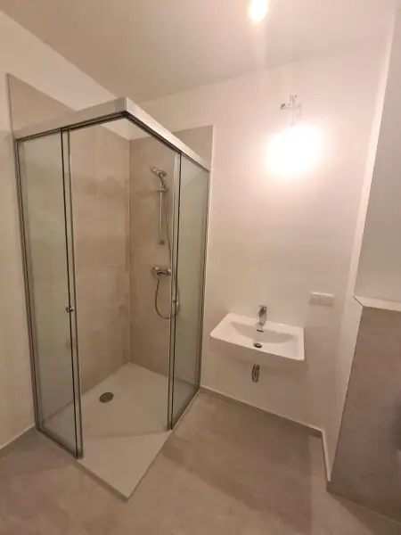 Neubau-Erstbezug - 1 Zimmer mit Außenfläche und sehr großer Gemeinschaftsterrase ca. 60 m² - unweit der U2 Station Stadlau