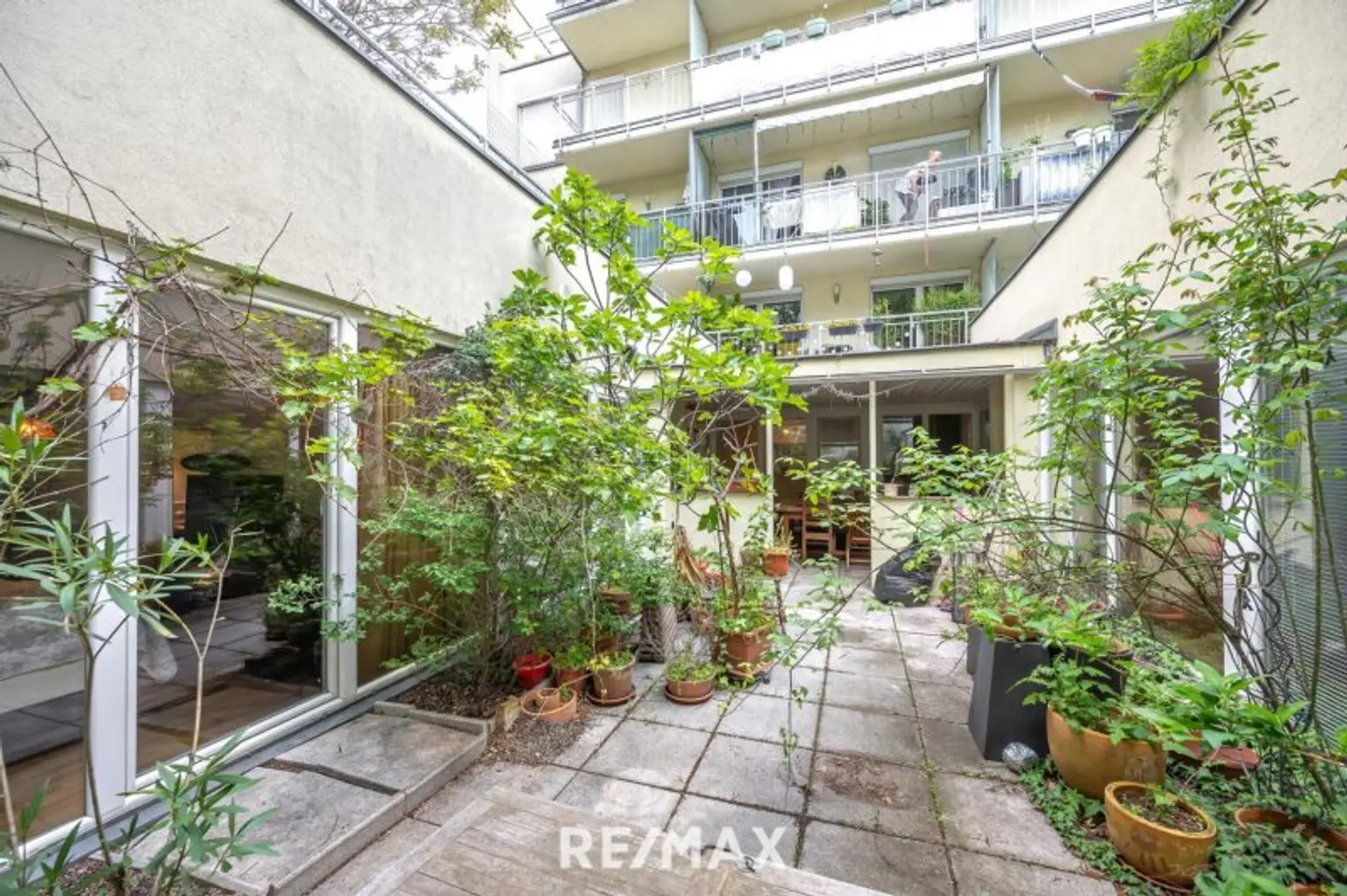 Traumhafte 6 - Zimmer - Wohnung / Büro mit grünem Innenhof in ruhiger sensationeller Lage in Hernals