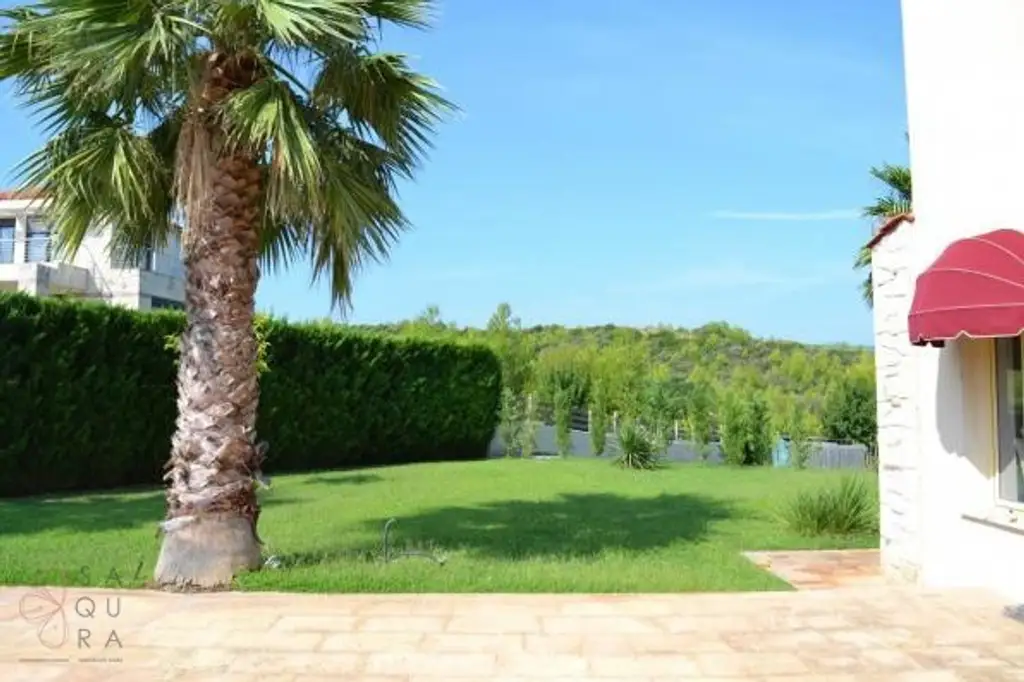 Moderne Villa mit Pool – Privates Refugium in exklusiver Wohngegend