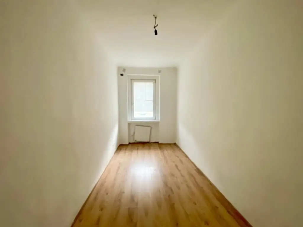 2 Zimmer-Wohnung ZUM SANIEREN, BLICK ins GRÜNE!