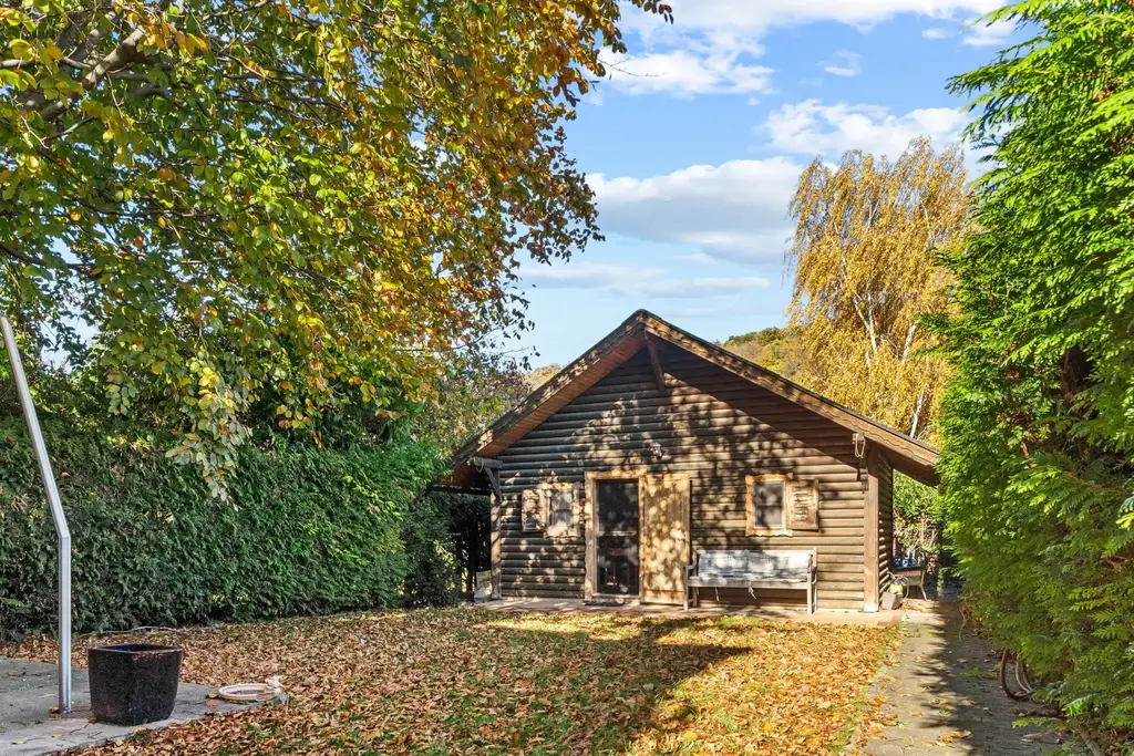 "Lage, Lage, La(n)genzersdorf! - Haus mit Pool auf Eigengrund"
