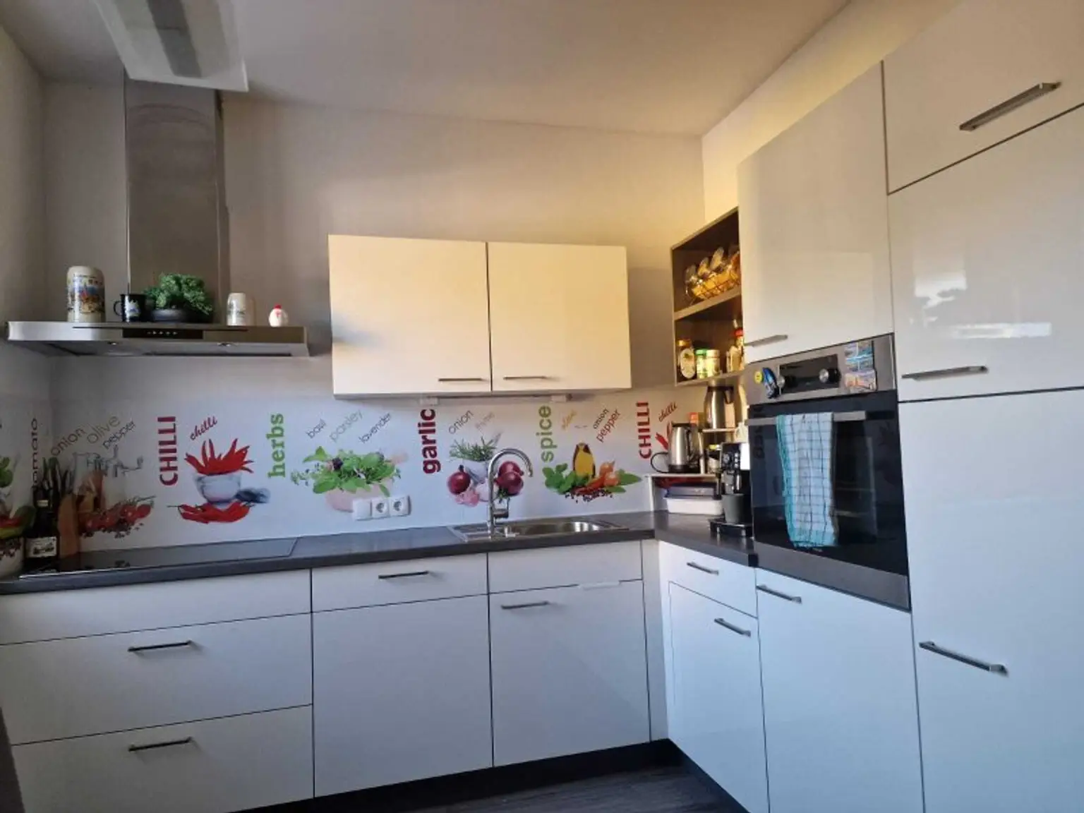 Großzügiges Einfamilienhaus mit 2 Wohneinheiten und Pool