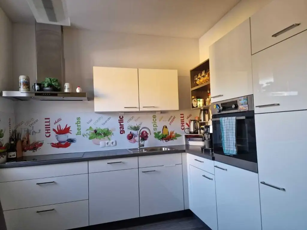Großzügiges Einfamilienhaus mit 2 Wohneinheiten und Pool