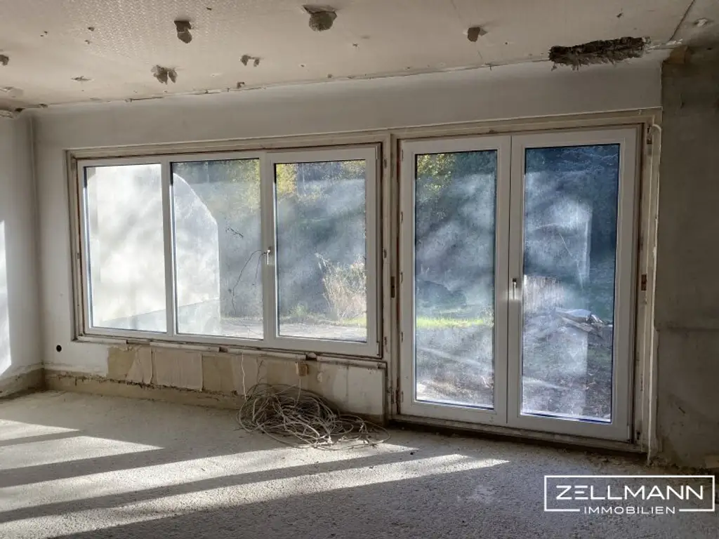 Ein Ort mit Perspektive – Sonniges Grundstück mit entkerntem Bestandsgebäude in Breitenfurt | ZELLMANN IMMOBILIEN