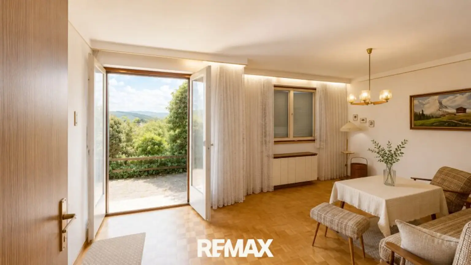 Wohnzimmer mit unverbaubarem Traumblick