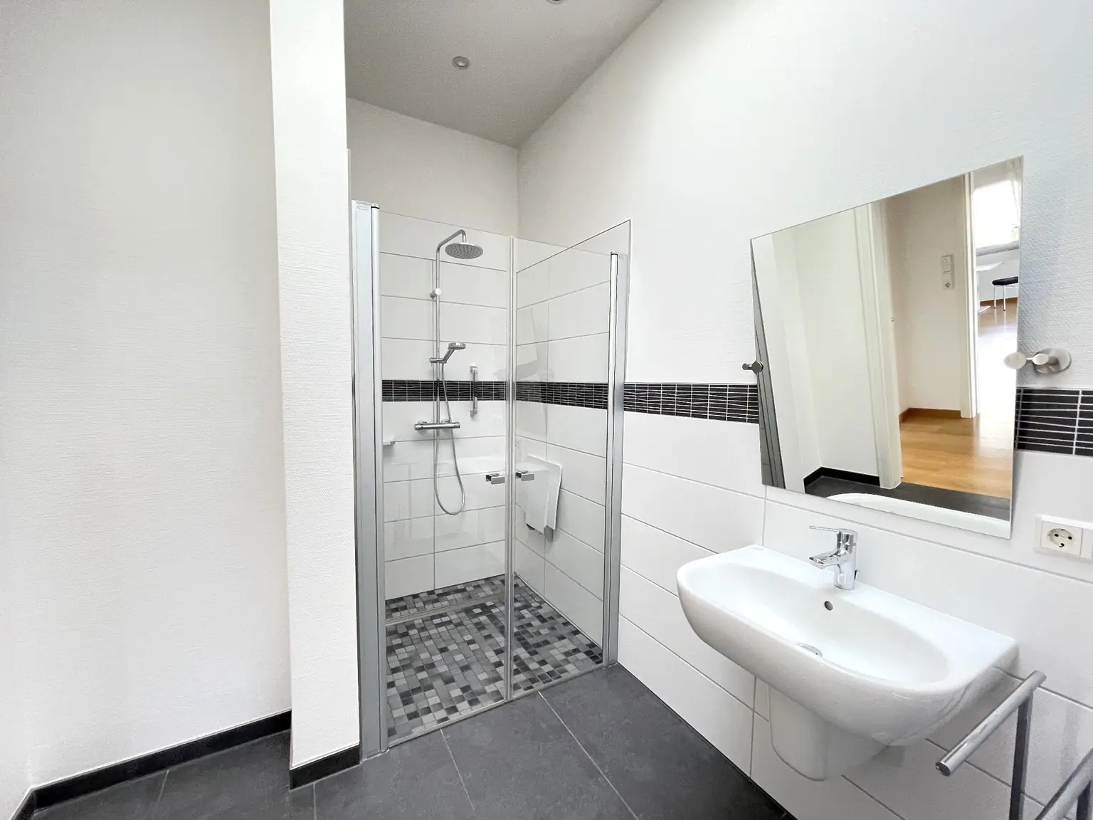 Duschbad (angrenzend an Schlafzimmer)