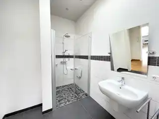 Duschbad (angrenzend an Schlafzimmer)