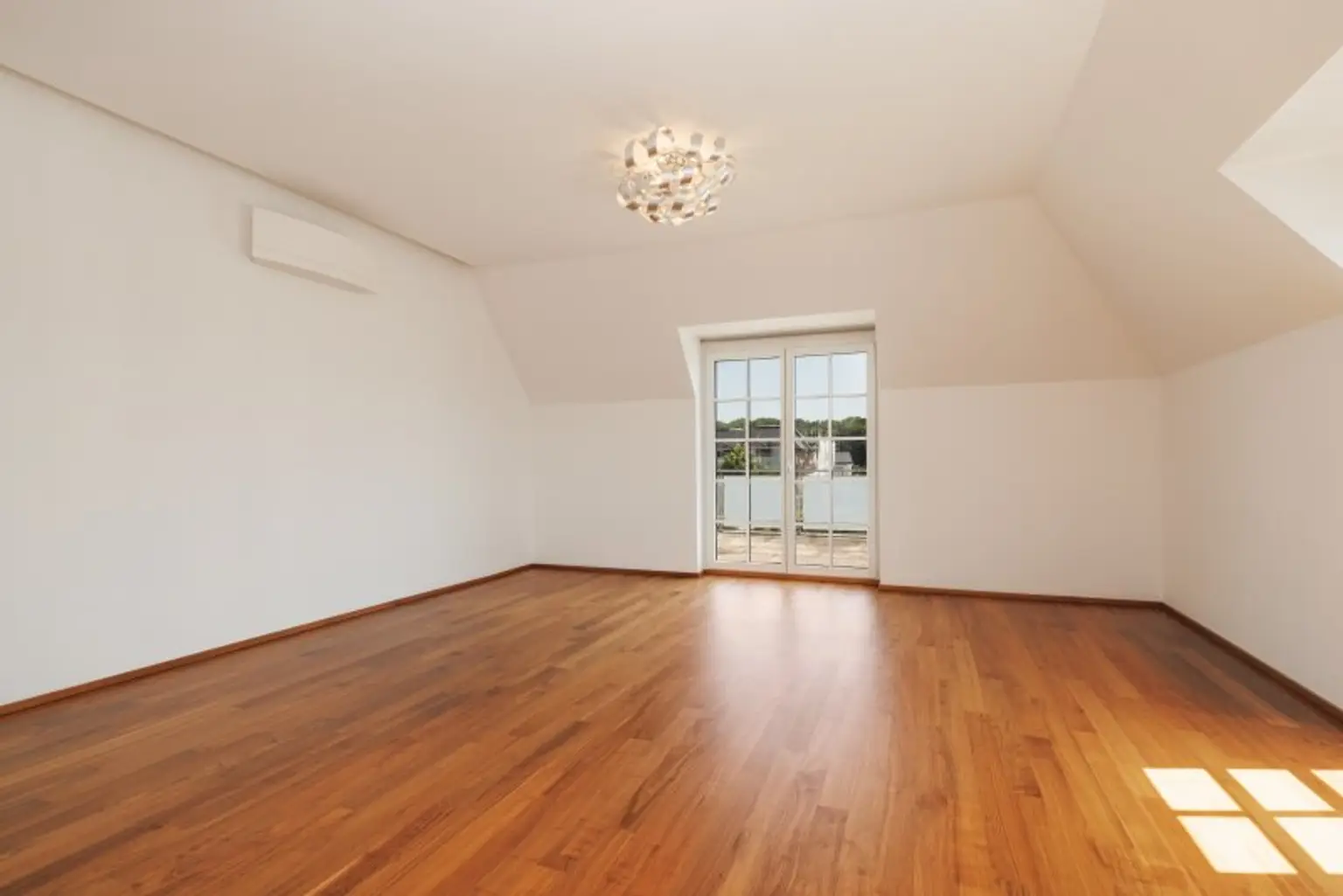 LUXUS VILLA mit Innenpool und Weinkeller im Golfclub Fontana
