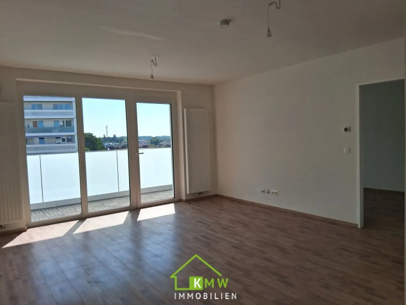 Erstbezug - Lichtdurchflutete 2 Zimmer Neubauwohnung mit Fernblick, Balkon & Tiefgaragenplatz