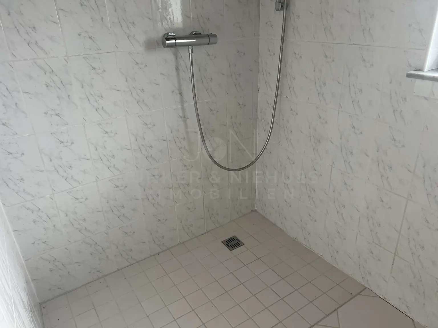 Separate Dusche