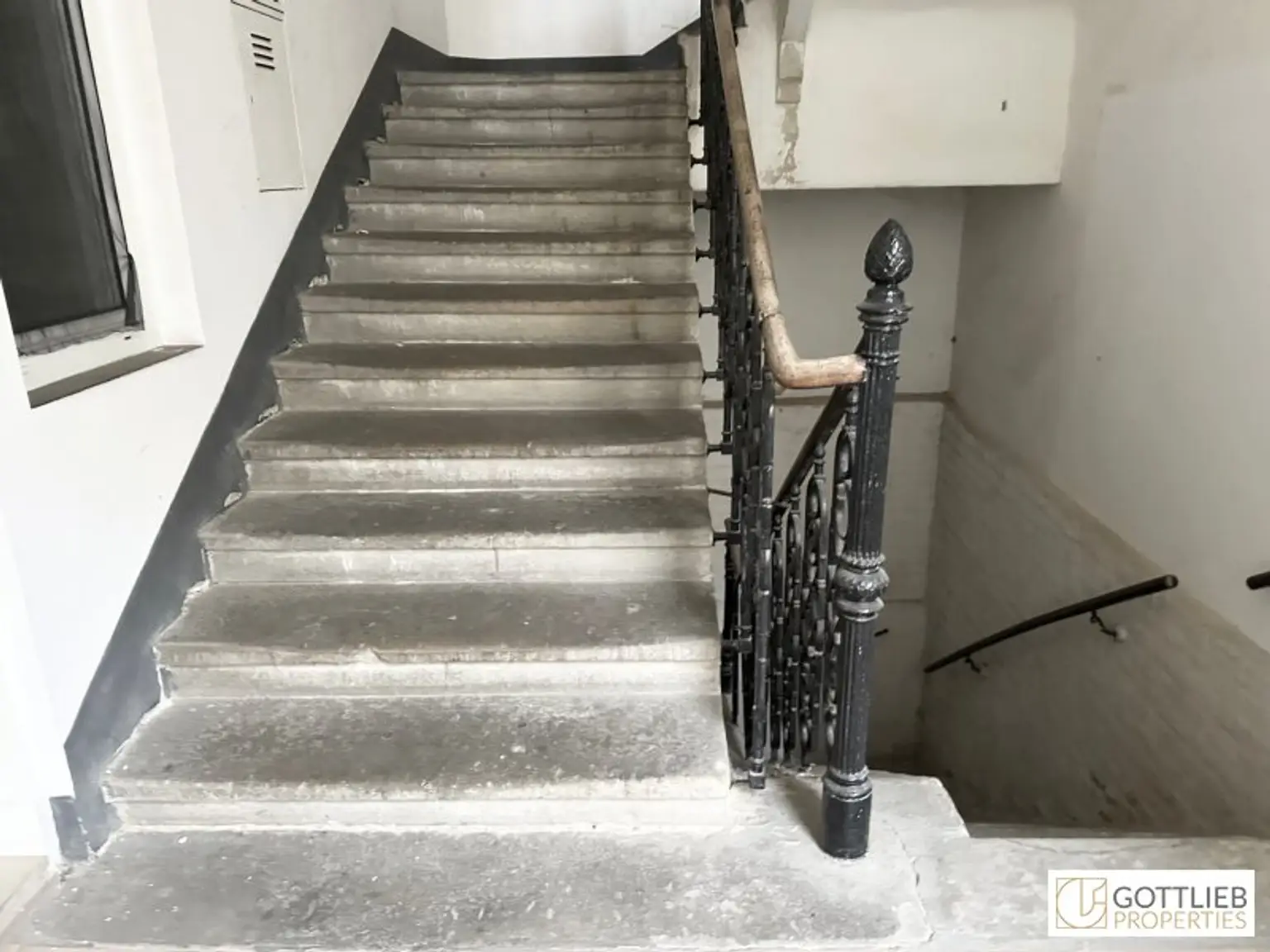 Nahe U3! Klassisches Mittelzinshaus mit ca. 85% Leerstand und Baubewilligung für DG-Ausbau mit Balkonen und Dachterrasse
