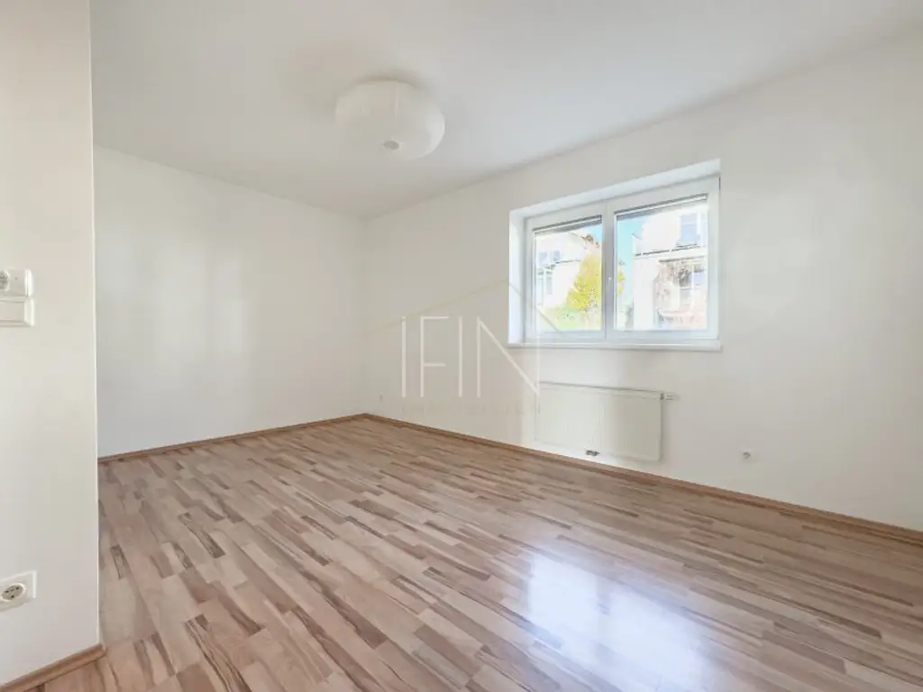 Gießhübl. Ruhe. Architektur.  Reihenhaus mit Garten