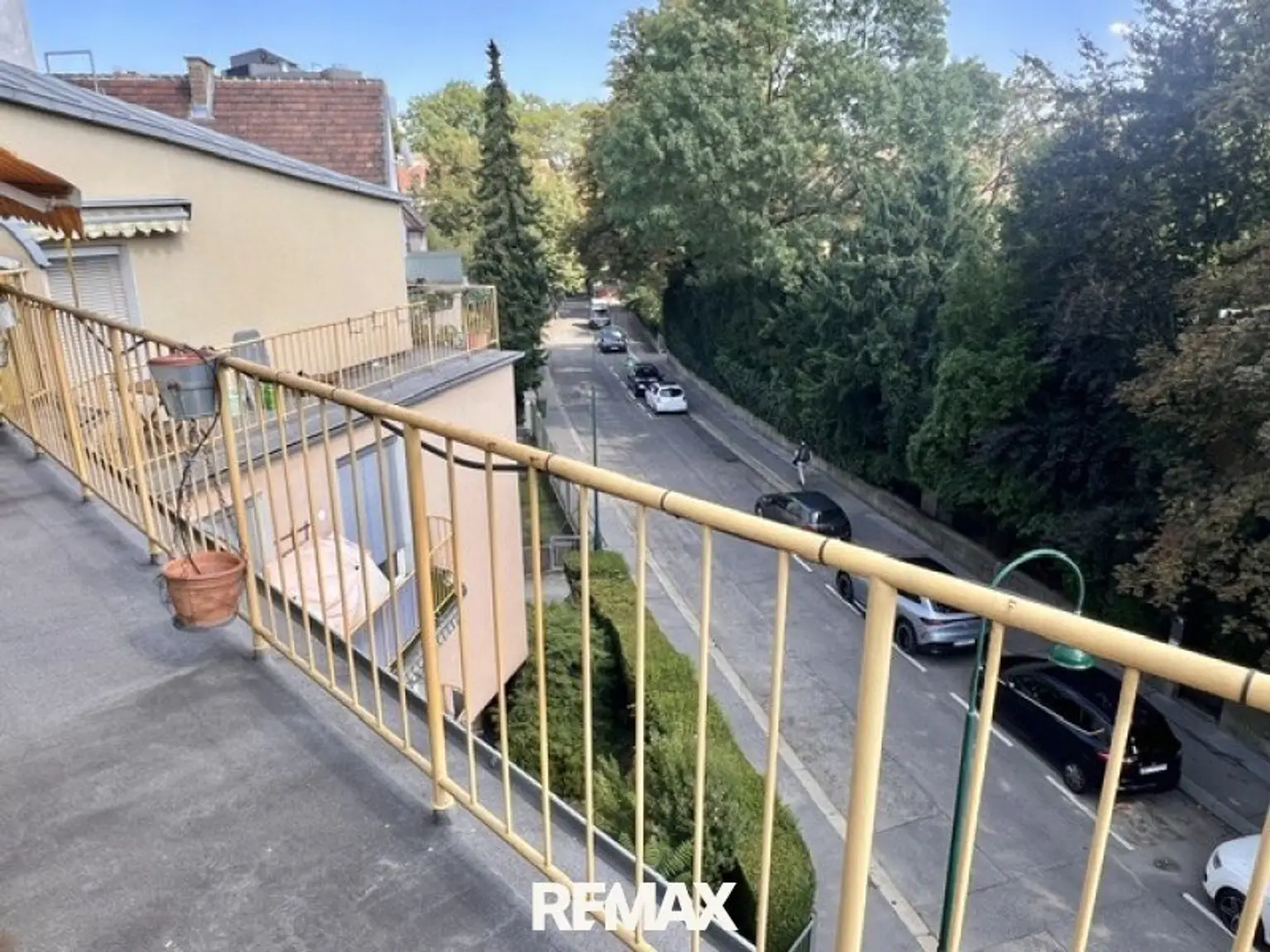 Süd-Terrasse und Sackgasse zum Parken
