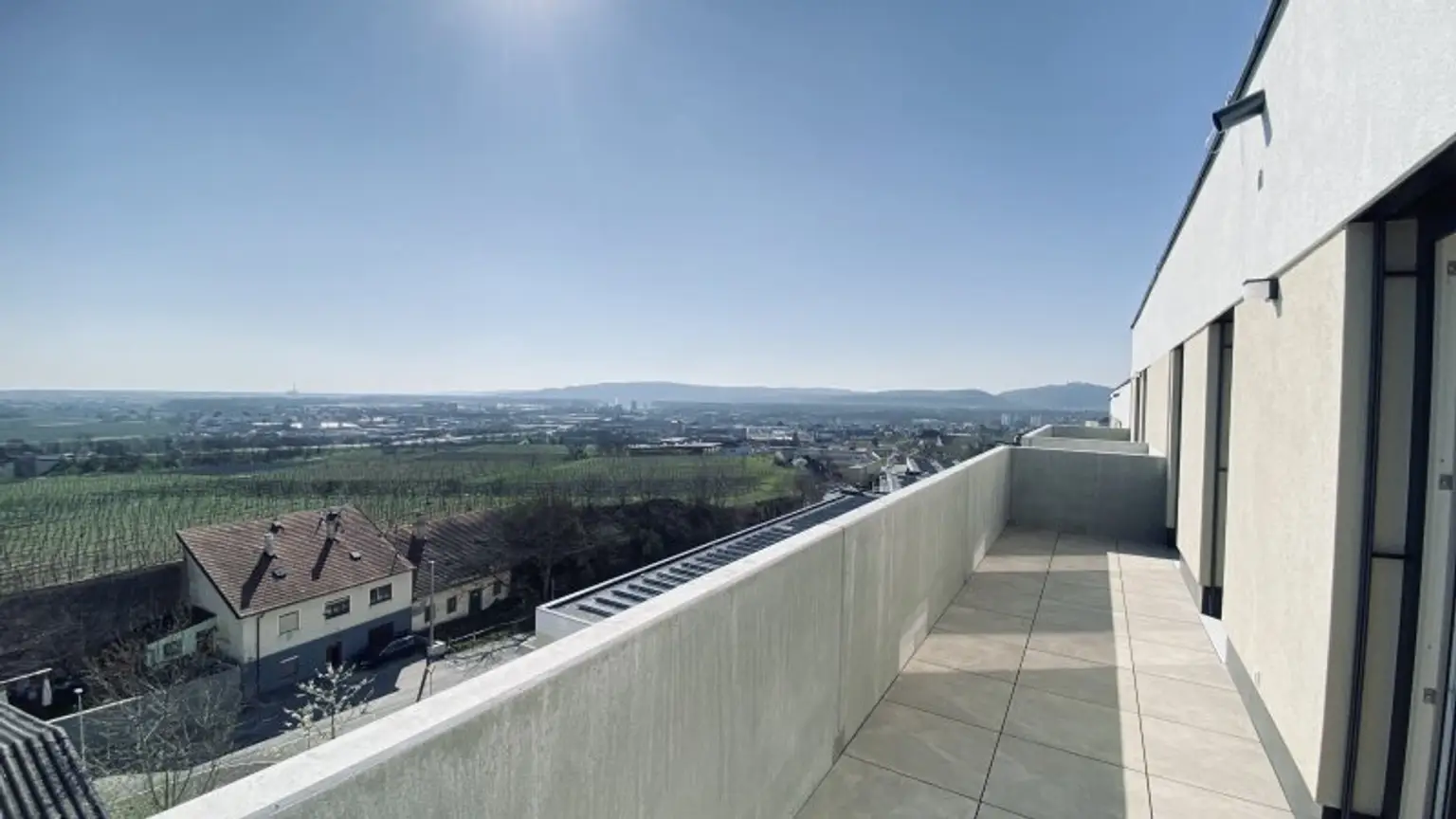 Neubau Erstbezug Wunderschöne Drei Zimmer Wohnung mit Balkon und herausragender Aussicht