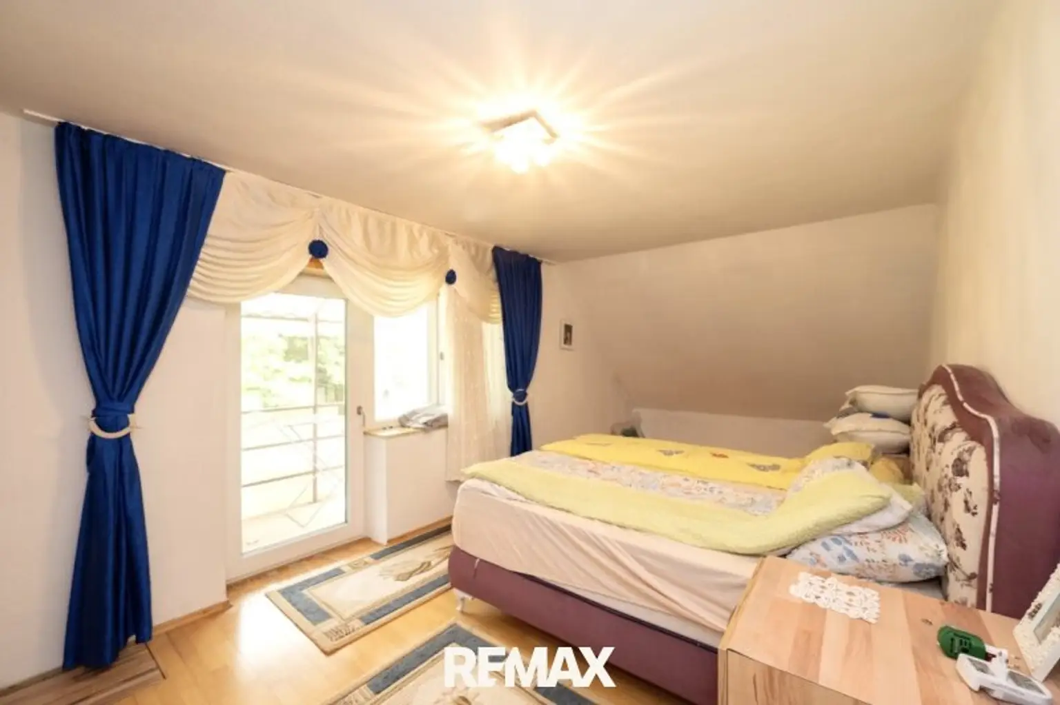 Zimmer 4 mit Ausgang zum Balkon (DG)