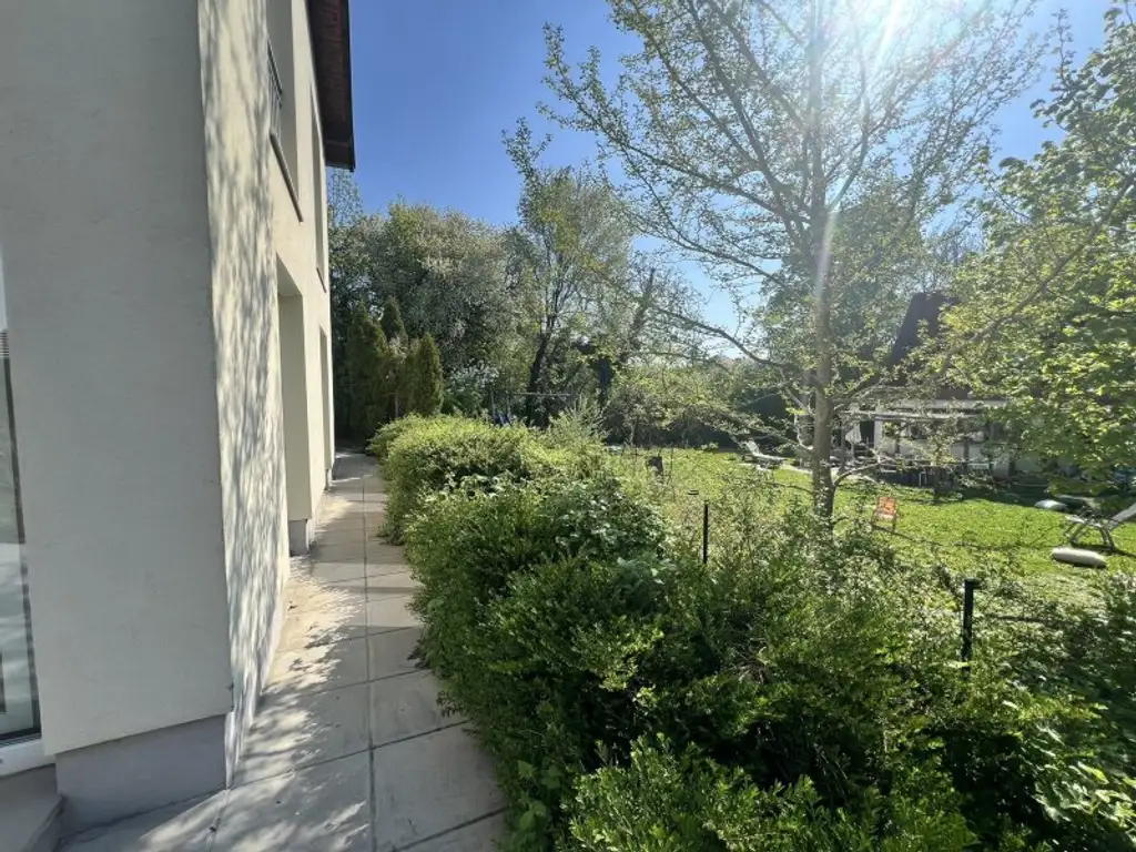 Moderne, zentrumsnahe Familienvilla mit großem Garten in gefragter Grünruhelage (!)