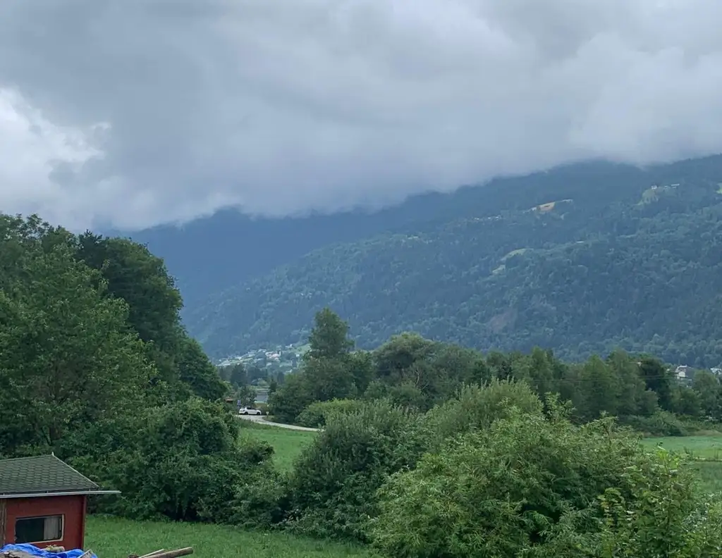 ebenes Baugrundstück 1159 m² - Alt Ossiach - ohne Bauverpflichtung - Mit weißer Gartenhütte : )