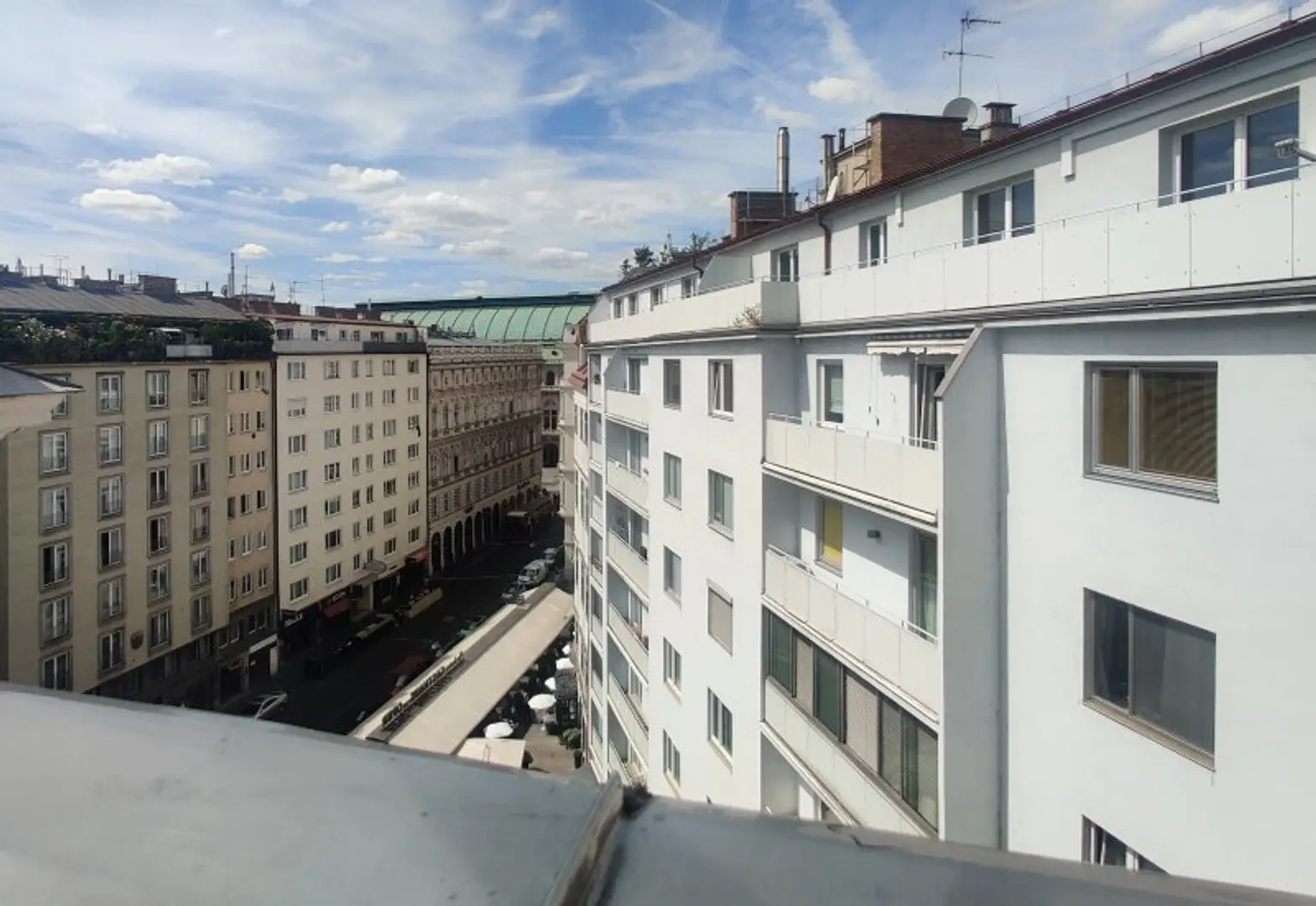 Über den Wolken Nahe der Staatsoper