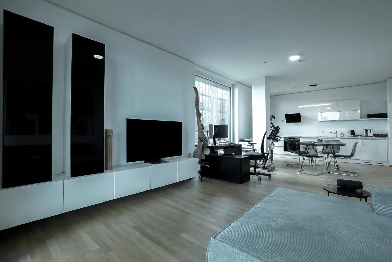 2 Zimmer + Balkon im TRIIIPLE! VIDEOBESICHTIGUNG!