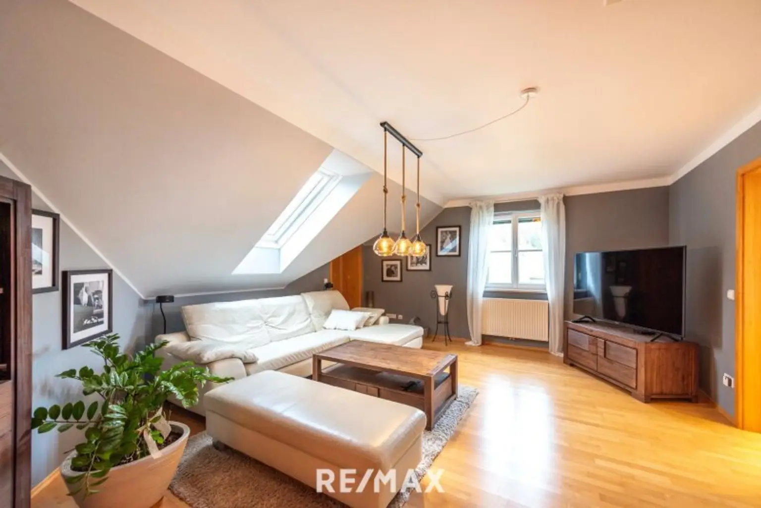 OG Wohn- Fernsehzimmer