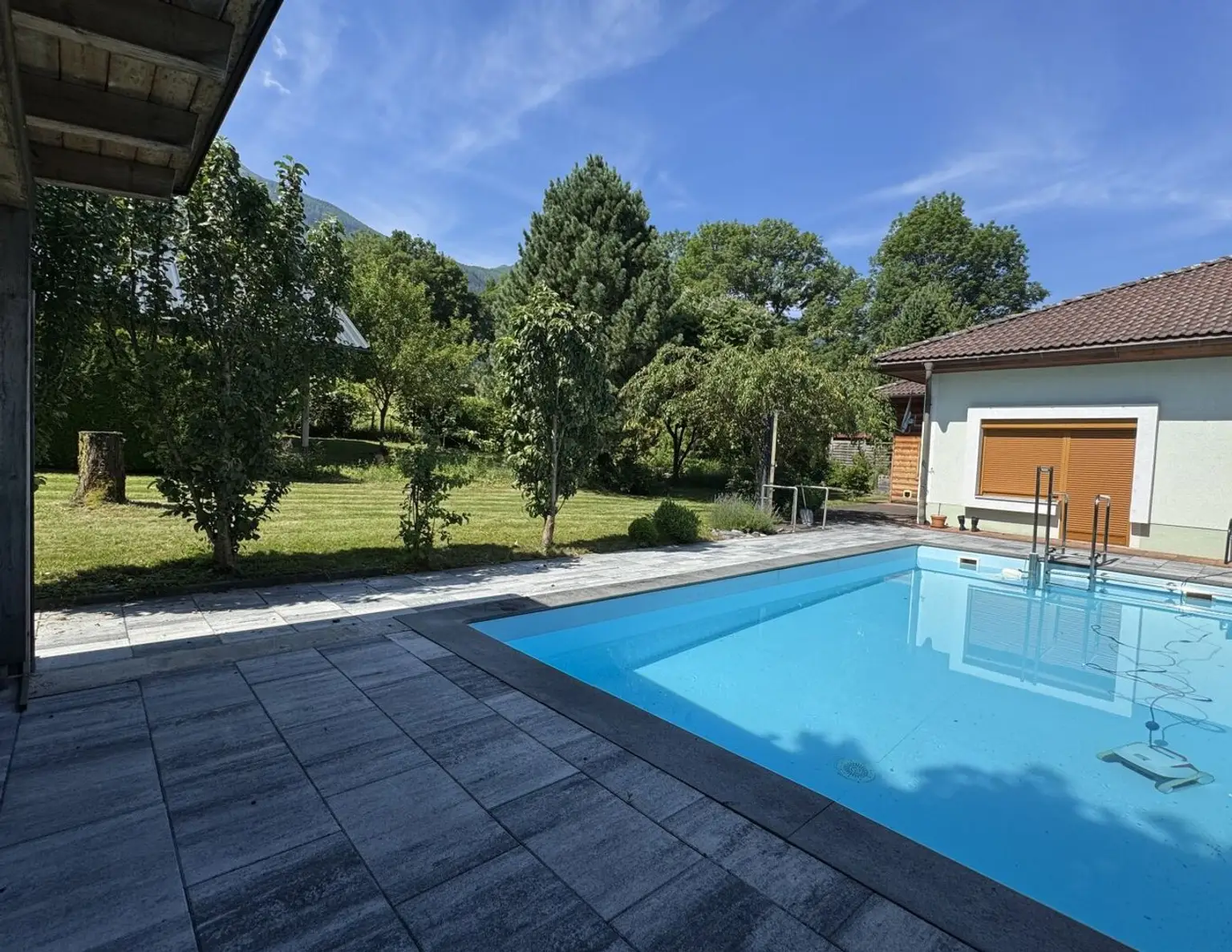 Wohnhaus mit Pool, Einliegerwohnung, Garage, Carport und Nebengebäude