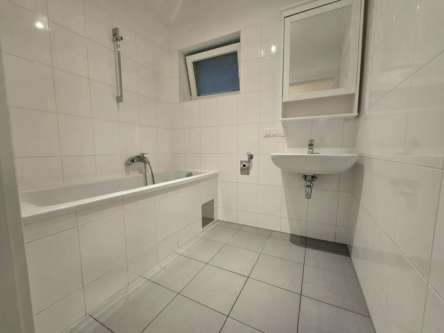 Moderne 2 Wohnung mit zwei großen Balkonen und Tiefgaragenplatz - ab sofort - Eggenberg!
