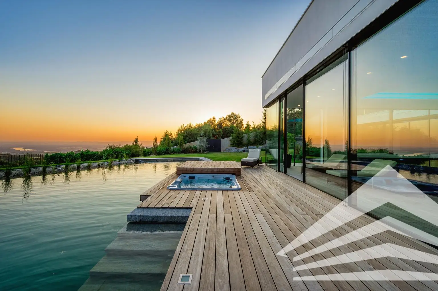 Schwimmteich & Whirlpool bei Dämmerung