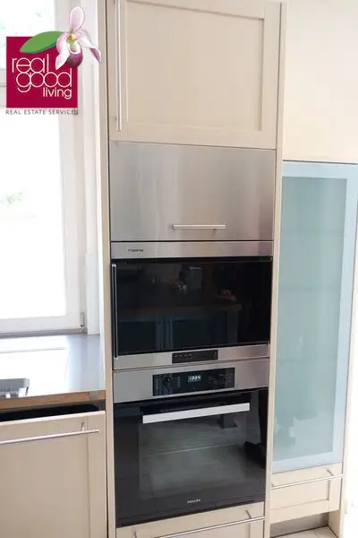 Wohngenuss mit Traumfernblick: Teilmöblierte Traumvilla mit Outdoorpool, Garten, Sauna, Jacuzzi Indoor, Tischtennistisch, etc.