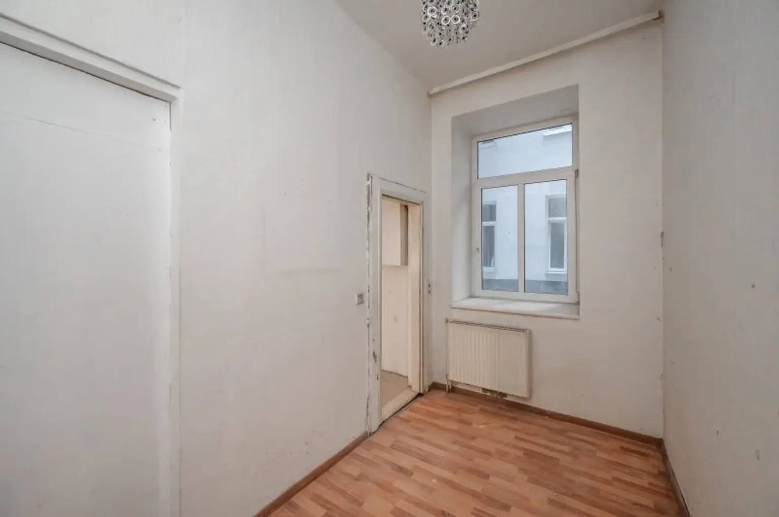 ++NEU++ Renovierungsbedürftige 4-Zimmer Altbauwohnung im Erdgeschoss!