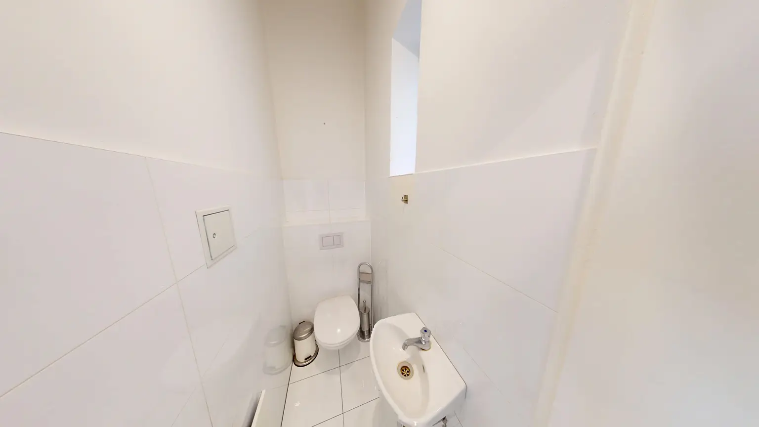 Altbau am Karlsplatz – geeignet als Wohnung oder Praxis