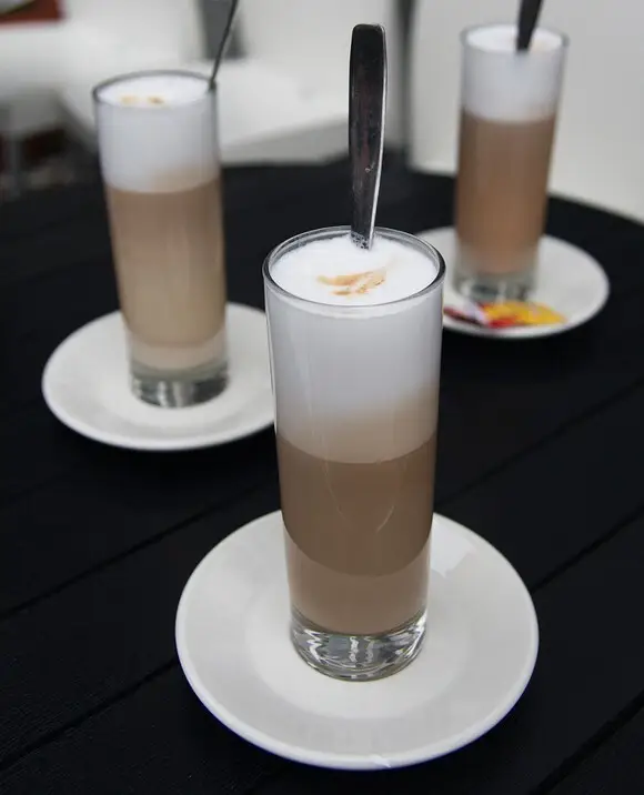 LANGJÄHRIG ETABLIERTES EISCAFE - FREQUENTIERTER HAUPTPLATZ  PASSEND ZUM SAISONSTART