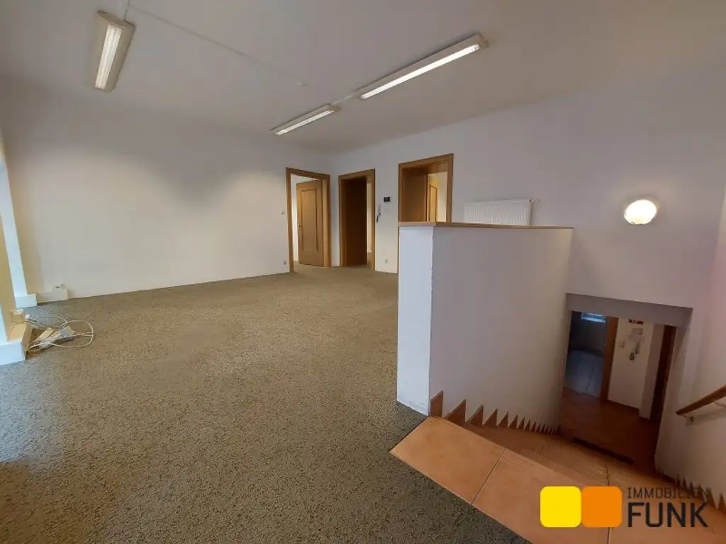 Attraktives Büro mit eigener Garage und zusätzlicher Lagerfläche