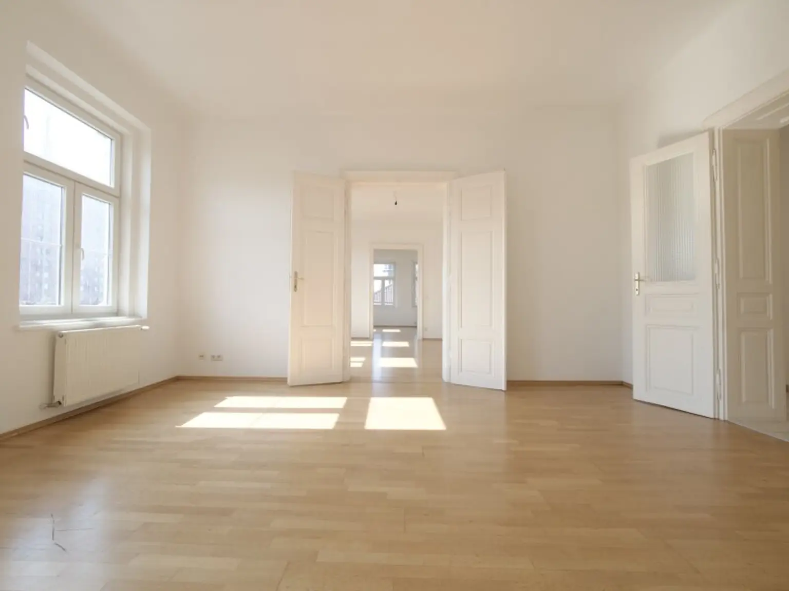 Lichtdurchflutete 4-Zimmer-Altbauwohnung in klassischem Gründerzeithaus in U-Bahn-Nähe
