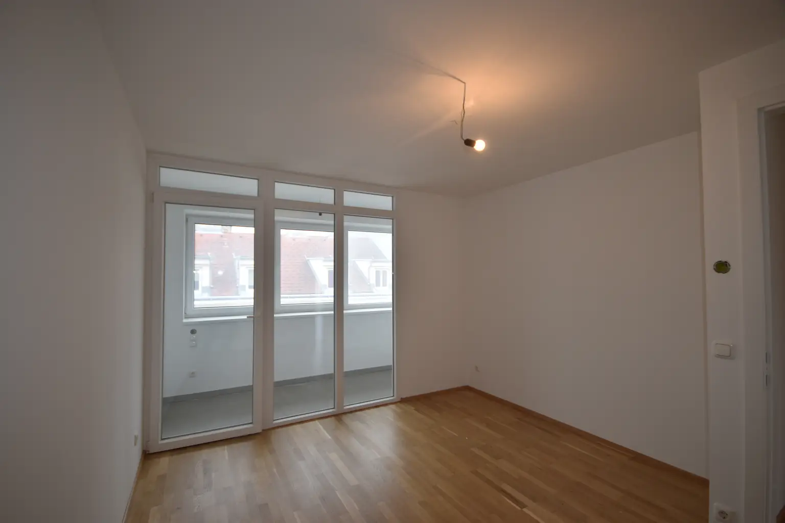 "17. BEZIRK - Helle 2-Zimmer-Wohnung mit Terrasse und Loggia"