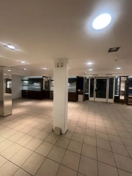 JENBACH - Perfekte Gelegenheit für Ihren Business-Traum: Großzügig eingeteilte Handels bzw. Büro/Praxisfläche im Ortskern von Jenbach