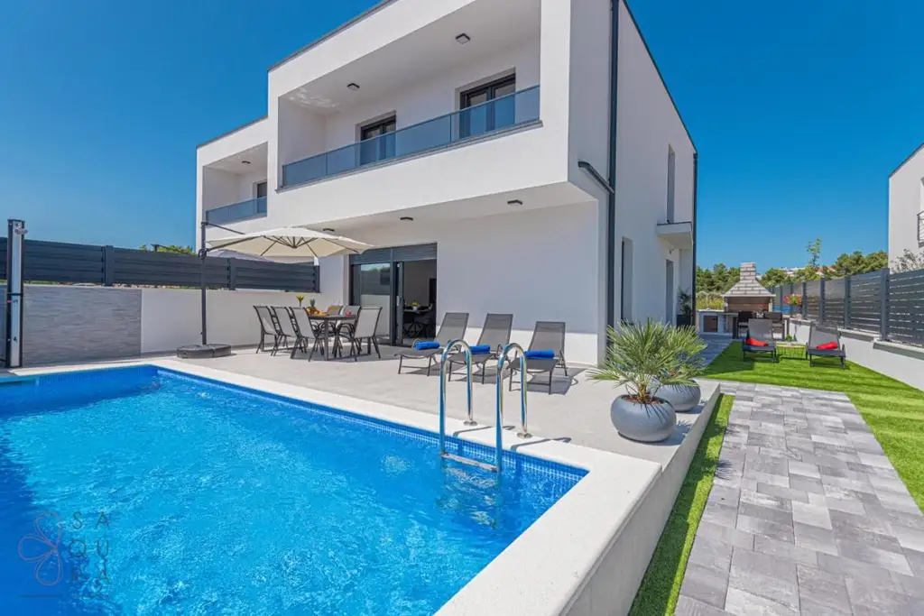 Modernes Wohndomizil mit Stil – Halbvilla mit Pool in Vodice
