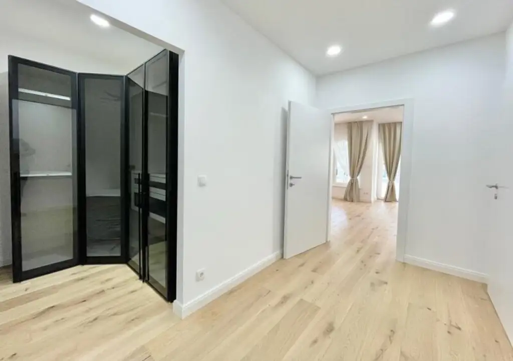 Hochwertige 4 Zimmer Wohnung - Pool, Wellnessbereich - 2 Garagenplätze - atemberaubender Ausblick