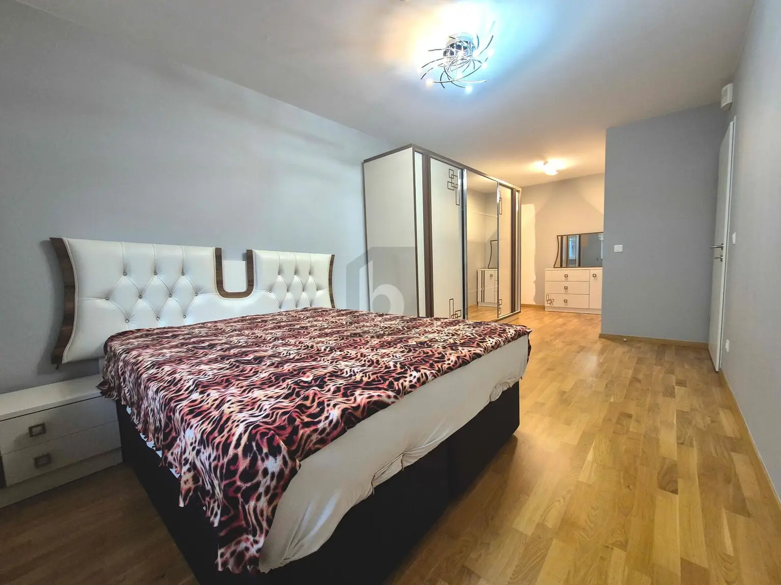 EXKLUSIV MIT SONNIGER LOGGIA & HOCHWERTIGER EINRICHTUNG